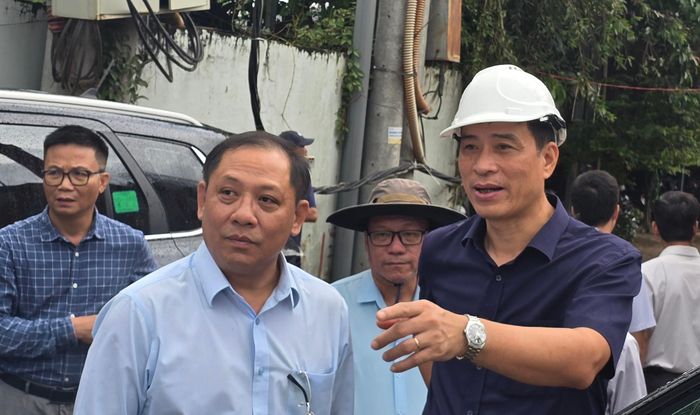 Thứ trưởng Phạm Minh Hà trao đổi với ông Trần Chí Hùng, Phó chủ tịch UBND TP Cần Thơ để đẩy nhanh tiến độ dự án.