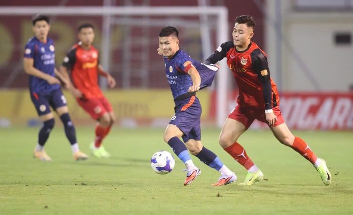 CLB Ninh Bình (áo đỏ) được dự báo sẽ gặp khó trước Hà Nội FC. 
