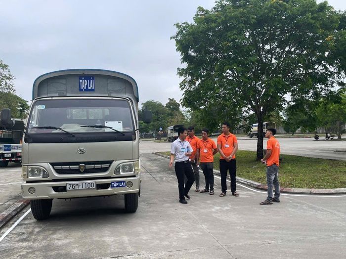 Học viên được khuyến cáo không đưa tiền cho người tự giới thiệu có thể can thiệp kết quả sát hạch lái xe. 