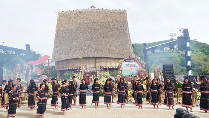 Nổi bật là trình diễn cồng chiêng, nhạc cụ dân tộc; giao lưu các đội văn nghệ, nghệ nhân; phục dựng lễ cúng nhà rông mới của người Jrai; ra mắt sản phẩm du lịch cộng đồng làng Ia Nueng. Các hoạt động sôi nổi khác như Giải chạy Gia Lai City Trail - Giấc mơ đại ngàn, giải thể thao các dân tộc thiểu số xã Biển Hồ, phiên chợ OCOP, giới thiệu đặc sản và ẩm thực truyền thống...