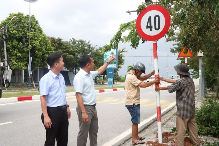 UBND phường Nghĩa Lộ lắp đặt biển báo tốc độ tại phía Nam cầu Thạch Bích.