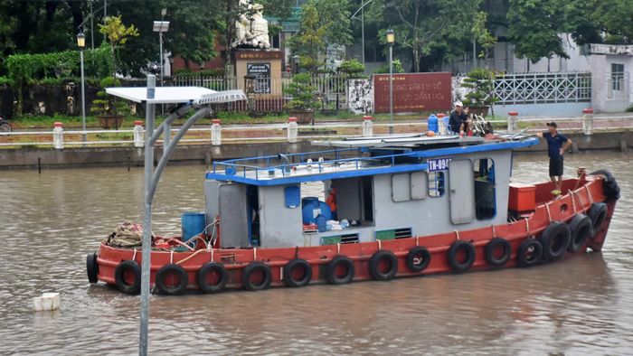 Phía dưới mặt nước, hệ thống tàu kéo và tàu đẩy liên tục túc trực, phối hợp nhịp nhàng để căn chỉnh, đẩy lùi kết cấu bê tông cốt thép về đúng tọa độ ban đầu.