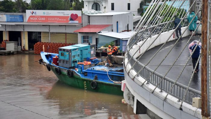 Nhờ phương án thi công hợp lý, đến khoảng 8h cùng ngày (sau hơn 3 giờ nỗ lực), nhịp cầu chữ S đã được đưa trở lại vị trí tim mốc kỹ thuật ban đầu an toàn.