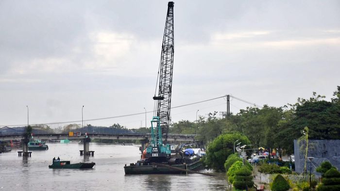 Nhằm bảo đảm an toàn tuyệt đối cho công trình và người dân, lực lượng làm nhiệm vụ điều tiết đã lập luồng phân luồng từ sớm. Phạm vi phong tỏa được thiết lập cách hiện trường 200m về phía hạ lưu và 300m về phía thượng lưu để tạm ngưng toàn bộ phương tiện thủy qua lại khu vực thi công.