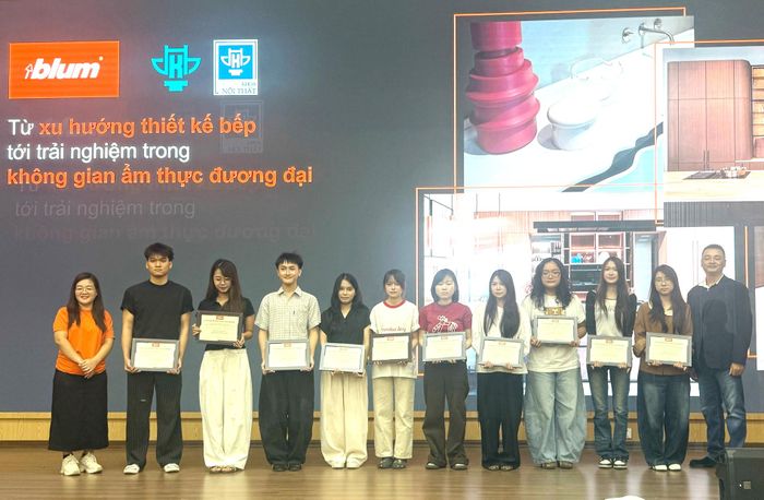 Biểu dương và khen thưởng cho các sinh viên có đồ án xuất sắc.