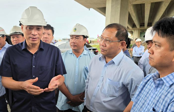 Thứ trưởng trao đổi với ông Trần Chí Hùng, Phó chủ tịch UBND TP Cần Thơ (thứ 2 từ phải sang), đề nghị địa phương chủ động nguồn cát, đẩy nhanh tiến độ dự án.