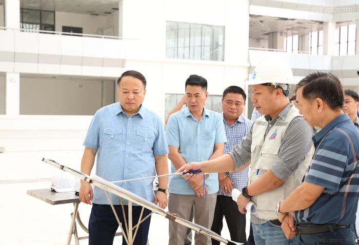 Trước đó, ngày 22/10, khi kiểm tra thực tế, ông Phan Huy Ngọc - Chủ tịch UBND tỉnh Tuyên Quang yêu cầu các nhà thầu phải tập trung cao nhất cho công tác thi công. Các đơn vị cần rà soát tiến độ theo từng ngày, từng tuần; tập trung tối đa nhân lực, máy móc, thiết bị, vật tư tại công trường, tổ chức thi công 3 ca liên tục để bù đắp thời gian chậm tiến độ.