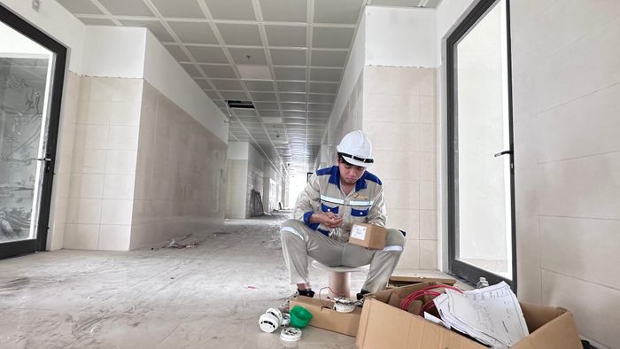 Các đơn vị thi công hoàn thiện hệ thống ốp trần, điện chiếu sáng, hộp kỹ thuật.