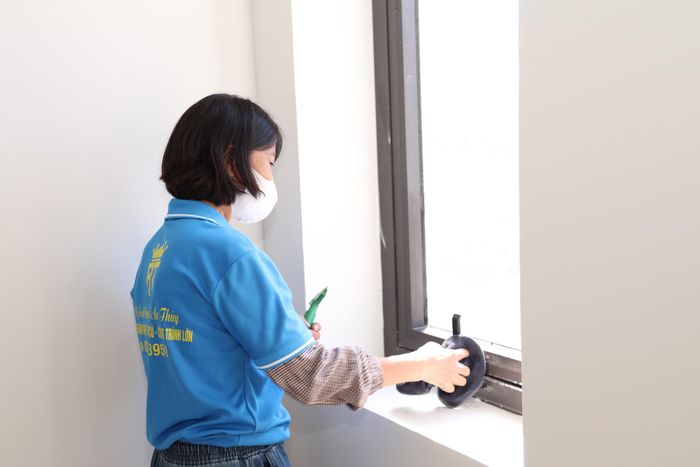 Ông Lê Huy Cường, Chỉ huy trưởng Công ty TNHH Xây dựng Tiến Đạt, đơn vị thi công tại gói thầu số 14 cho biết: Giá trị khối lượng hoàn thành ước đạt trên 98,2% giá trị hợp đồng. Hiện nhà thầu đang tập trung triển khai đồng thời các hạng mục sơn hoàn thiện nước 2; dán film cửa, vách kính các khối nhà, lắp đặt hoa sắt, lắp đặt, đấu nối hệ thống điện nhẹ. Các vật vật tư, thiết bị cơ bản đã được nhập đầy đủ để phục vụ thi công.