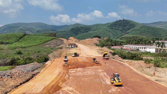 Tuyến nhánh kết nối tuyến chính đường tỉnh 291 với đường tỉnh 293, chiều dài khoảng 1,3km với quy mô đầu tư gồm: Chiều rộng nền đường 16m; chiều rộng mặt đường 15m.