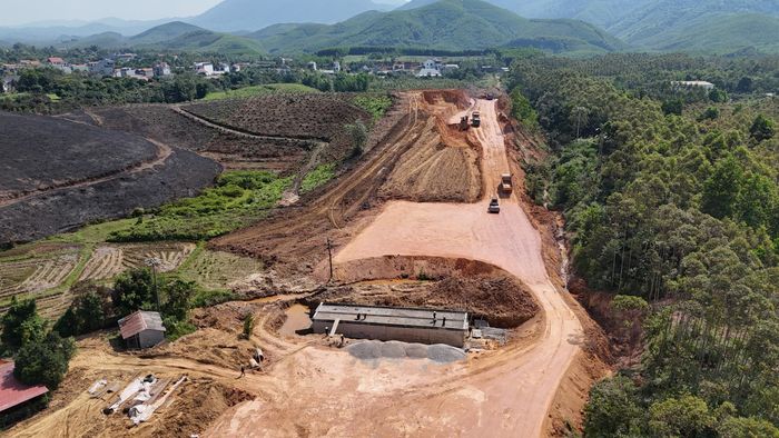 “Đến thời điểm hiện tại, các khó khăn liên quan đã cơ bản được khắc phục, các nhà thầu đều đã tập kết đủ vật liệu ngay từ đầu khi triển khai. Dự kiến cơ bản hoàn thành phần đường trong dịp tết Nguyên đán tới. Riêng phần xây dựng các cây cầu sẽ hoàn thành trong tháng 4/2027, vượt tiến độ từ 5-6 tháng so với theo kế hoạch giao”, ông Trần Xuân Trung thông tin.