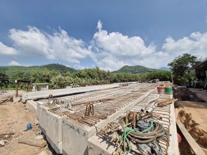 “Để đạt được mục tiêu này, đơn vị đang huy động 20 kỹ sư thường xuyên tăng ca, bù tiến độ những thời điểm phải tạm dừng do mưa lũ trước đó. Ngoài ra, do công trường tại xã vùng sâu nên ngay từ đầu năm, đơn vị đã chủ động tập kết nguyên, vật liệu, nhất là bê tông và sắt thép nên hầu như dự án không bị ảnh hưởng nhiều bởi “bão giá" và khan hiếm vật liệu hiện nay, bảo đảm đưa dự án về đích trước thời hạn”, ông Đỗ Văn Thái nói.