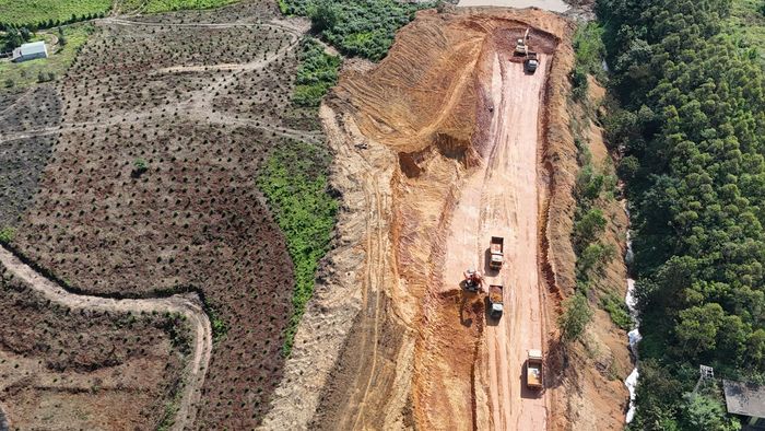 Đến nay, dự án đã hoàn thành bàn giao 90% mặt bằng, số còn lại là các công trình công cũng đang được đơn vị liên quan khẩn trương thực hiện. Các nhà thầu cũng đang tập trung triển khai các hạng mục nền đường, rãnh thoát nước và xây dựng 6 cây cầu trên tuyến; tổng khối lượng hoàn thành đạt khoảng 40% giá trị.