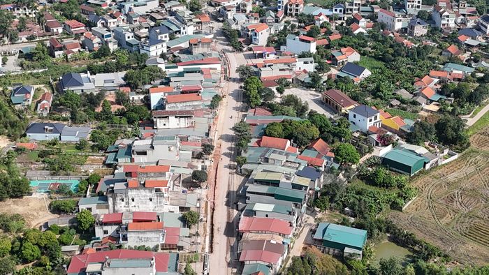 Trong đó, gói thầu số 11 thi công tuyến chính do liên danh Công ty CP Xây dựng giao thông Bắc Giang và Công ty CP Trường Hạnh thực hiện. Gói 12 do liên danh Công ty CP Đầu tư Nam Invest và Công ty CP Xây dựng Thăng Long triển khai.