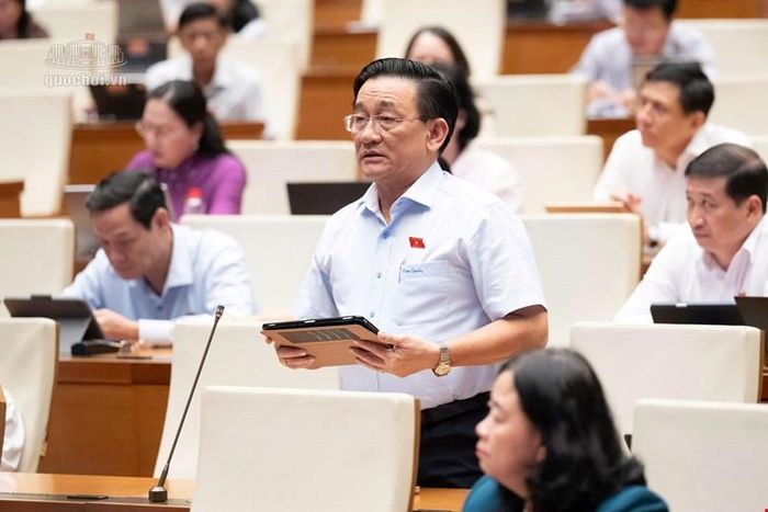 Đại biểu Trần Quốc Tuấn (Đoàn Vĩnh Long) phát biểu. Ảnh: Media Quốc hội.