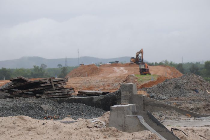 Đến nay, dự án đã được bàn giao mặt bằng để triển khai thi công 4/4,8km; hiện tại, còn lại 54 hồ sơ (0,82km) có đất ở, nhà ở chưa bàn giao mặt bằng.