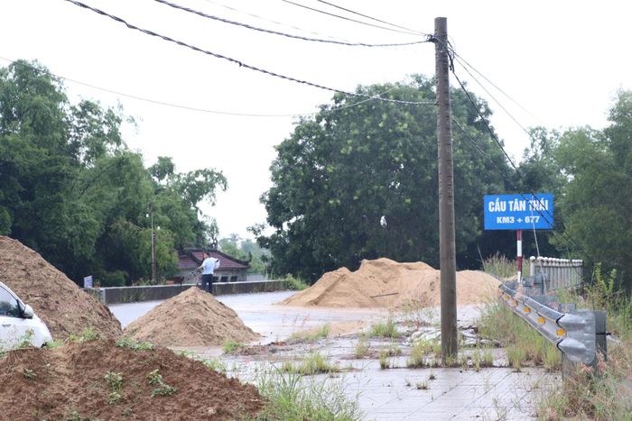 Tại dự án Đường trục chính vào Khu công nghiệp Tam Thăng mở rộng, Ban quản lý cho biết, công trình có chiều dài 5,74km, tổng mức đầu tư 230 tỷ đồng (thời gian thực hiện 2017 - 2026) đã thi công hoàn thành khoảng 4,55km, giá trị thực hiện 152/190 tỷ đồng (80%).