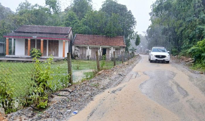 Ban quản lý cho hay, dự kiến công trình hoàn thành trong tháng 12/2026. Tuy nhiên, do mặt bằng thi công trụ T8, T9 và mố M2 cầu Trường Giang mới bàn giao vào ngày 14/8 và phần tuyến vẫn còn khoảng 0,82km chưa bàn giao mặt bằng, chủ yếu là nhà ở, đất ở nên công trình không thể hoàn thành theo kế hoạch.