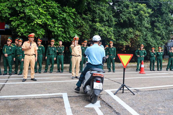 Học viên được trực tiếp thực hành trên sa hình.