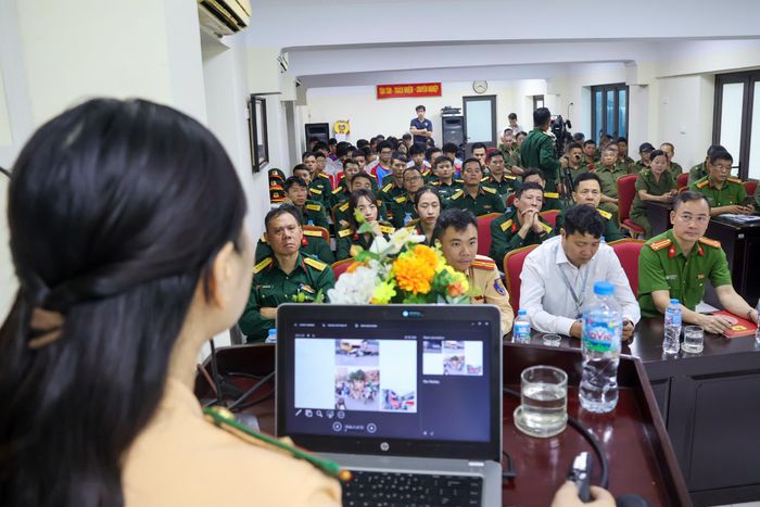CSGT Hà Nội phổ biến lý thuyết, tình huống mô phỏng giao thông thực tế.