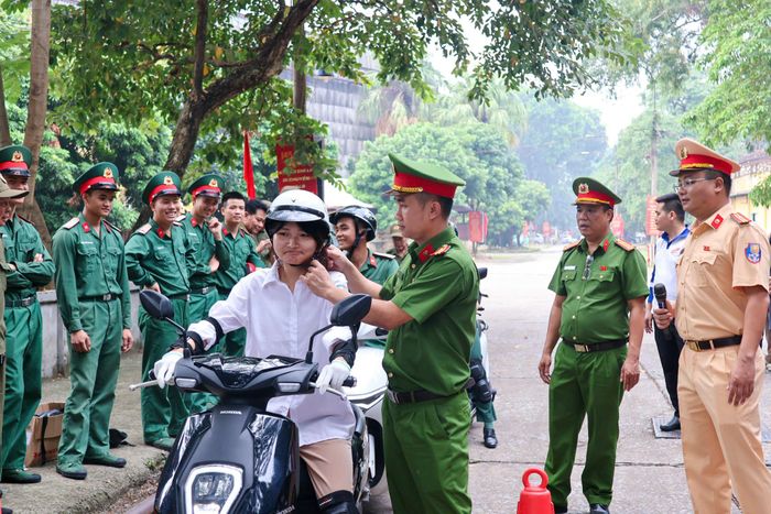 Thời gian qua, hàng nghìn người dân ở Hà Nội đã tham gia các buổi hướng dẫn kỹ năng lái xe an toàn.