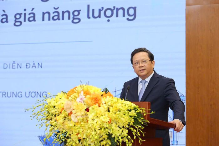 TS Nguyễn Đức Hiển, Phó Trưởng Ban Chính sách, chiến lược Trung ương, nhấn mạnh yêu cầu duy trì ổn định kinh tế vĩ mô, kiểm soát lạm phát, bảo đảm các cân đối lớn và khơi thông nguồn lực cho tăng trưởng.
