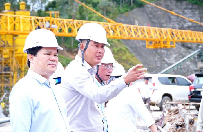 Phó chủ tịch UBND tỉnh Quảng Ngãi Trần Phước Hiền yêu cầu chủ đầu tư đẩy nhanh tiến độ dự án, bảo đảm chất lượng và hoàn thành theo kế hoạch.