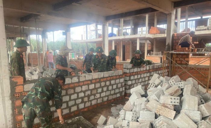 Lực lượng Quân đội hỗ trợ xây trường biên giới tại Gia Lai.