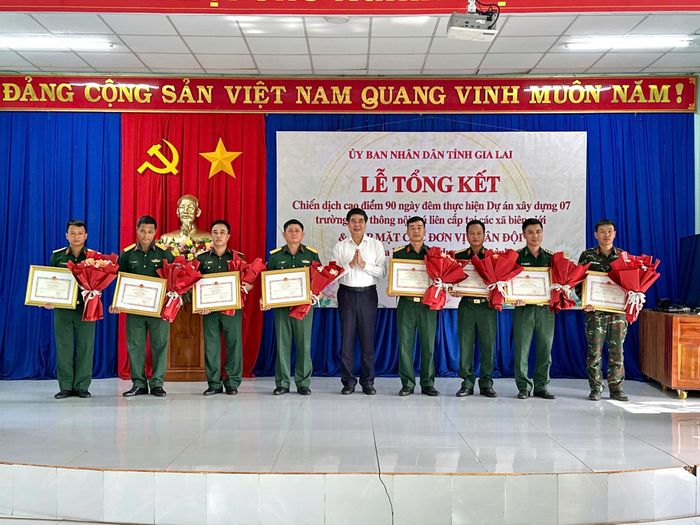 Ông Lâm Hải Giang, Phó chủ tịch UBND tỉnh Gia Lai tặng bằng khen cho các đơn vị.