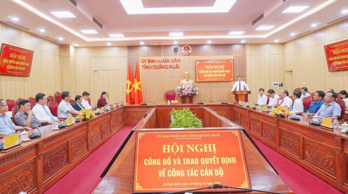 UBND tỉnh Quảng Ngãi tổ chức công bố các quyết định.