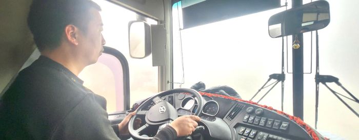 Anh Cường điều khiển xe khách đi qua điểm sương mù trên quốc lộ 6.