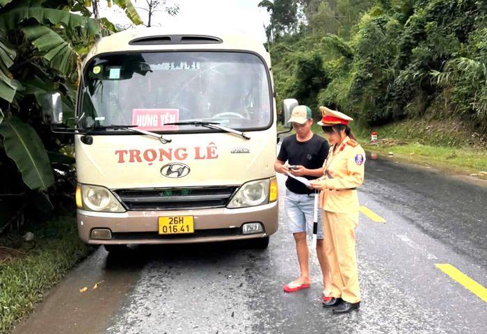 Sở Xây dựng Phú Thọ yêu cầu các đơn vị kinh doanh vận tải hành khách quán triệt quy định đến toàn bộ lái xe, nhân viên phục vụ; kiểm điểm, xử lý lái xe vi phạm và không bố trí những trường hợp vi phạm nghiêm trọng hoặc tái phạm tiếp tục điều khiển phương tiện.