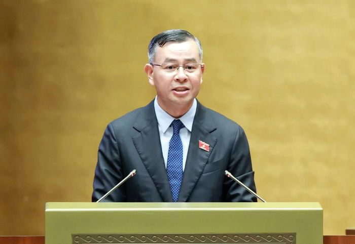 Bộ trưởng Bộ Tài chính Ngô Văn Tuấn giải trình về dự án Luật Phát triển doanh nghiệp nhỏ và vừa tại phiên họp Quốc hội chiều 29/10/2026. Ảnh: Đức Thanh