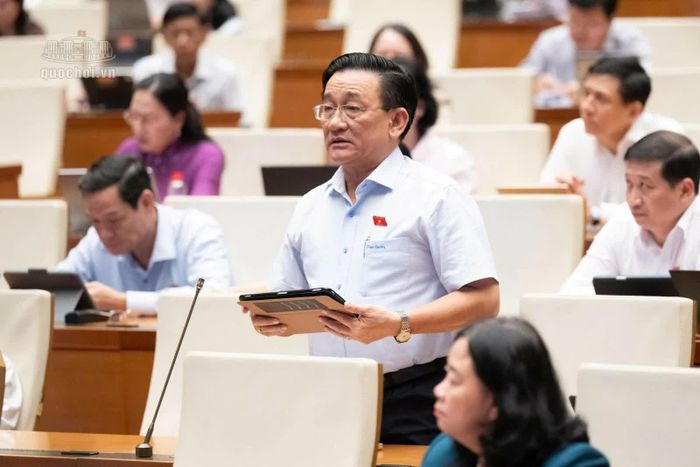 Đại biểu Trần Quốc Tuấn (đoàn Vĩnh Long).