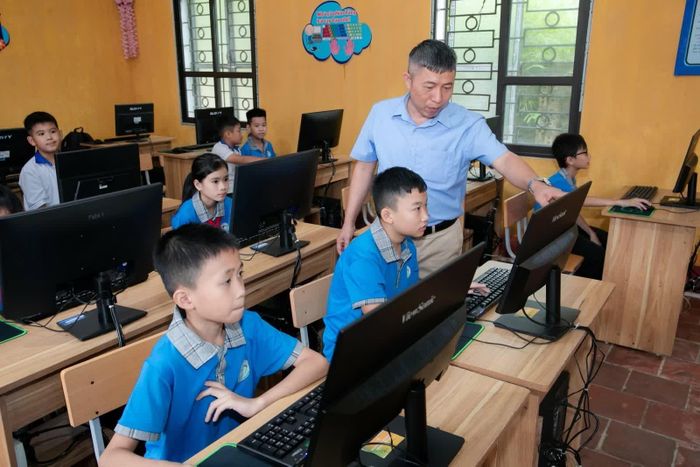Học sinh hào hứng trải nghiệm máy tính được trao tặng trong khuôn khổ chương trình “Vạn dặm gắn kết - Trao gửi yêu thương” tại trường Tiểu học Hương Cần - phân hiệu Yên Lương (Phú Thọ).