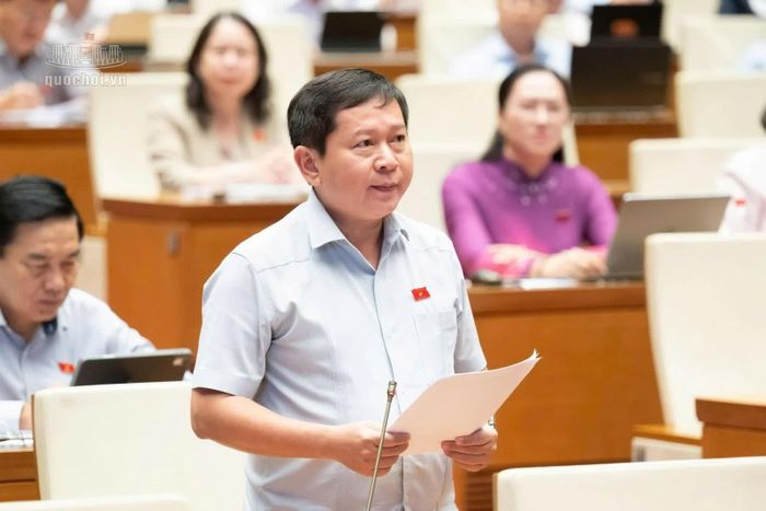 Đại biểu Tạ Minh Tâm (đoàn Đồng Tháp) phát biểu.