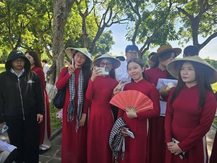 Một doanh nghiệp lữ hành không nhất thiết phải tự xây dựng đội ngũ AI hoặc mua hạ tầng tính toán riêng để thử nghiệm hệ thống gợi ý tour.