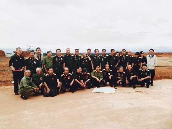 Các ccb Trung đoàn đặc công 429 chụp ảnh lưu niệm trên đồi trước đây là căn cứ quân sự CHI KHU KIẾN ĐỨC tháng 12/2017- Ảnh : Trần Công Sơn