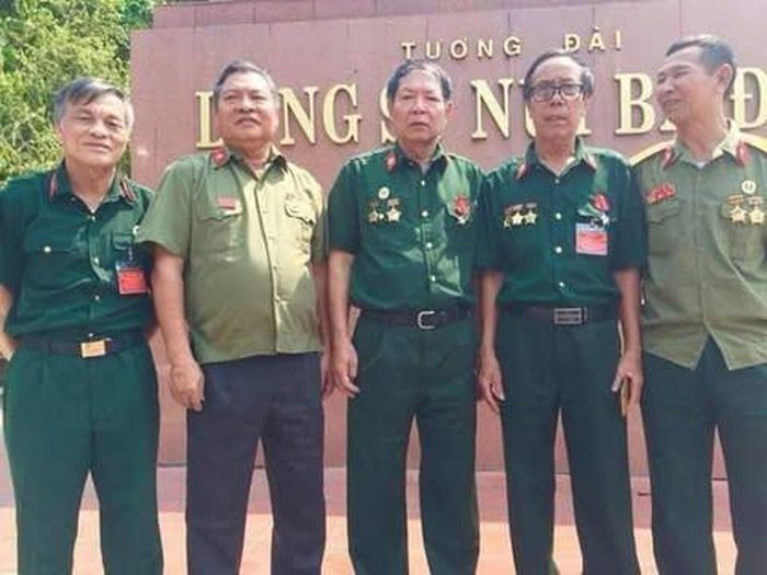 Các cựu chiến binh Đặc công 429 tham gia trực tiếp và gián tiếp trận Kiến Đức gồm: Dương Long, Nguyễn Minh, Du Quốc Hùng, Cao Mẫn, Nguyễn Thế Bình (Chụp lưu niệm tại Tượng đài lịch sử Núi Bà Đen, Tây Ninh).- Ảnh : Nguyễn Minh