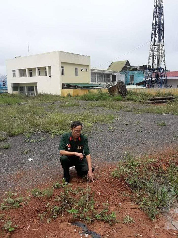 CCB Nguyễn Minh, người trực tiếp tham gia trận đánh Chi khu Kiến Đức, đang chỉ nơi mình bị thương năm xưa. Chỗ này là vị trí gốc cây độc lập tại Kiến Đức – tiêu điểm hiệp đồng của các mũi tấn công, nhưng nay cây đã bị san ủi mất – Ảnh: Nguyễn Minh.