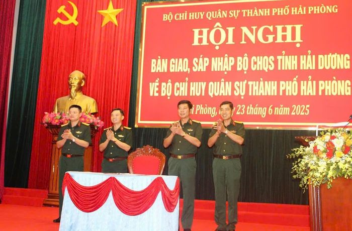 Hội nghị bàn giao, sáp nhập Bộ CHQS tỉnh Hải Dương về Bộ CHQS thành phố Hải Phòng.