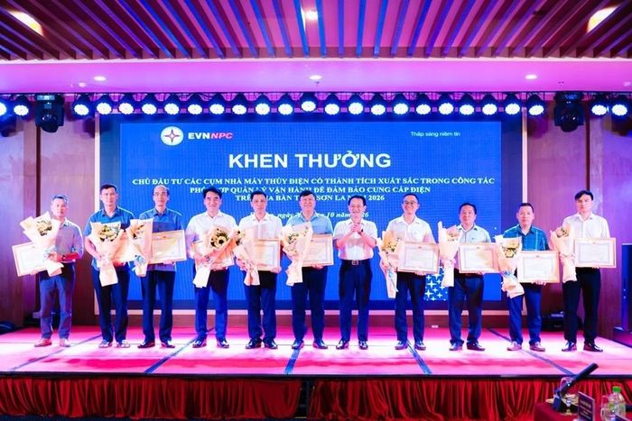 Tổng Giám đốc EVNNPC Nguyễn Đức Thiện trao Giấy khen cho các đơn vị chủ đầu tư nhà máy thủy điện có thành tích xuất sắc trong công tác phối hợp quản lý vận hành năm 2026. Ảnh: EVNNPC.