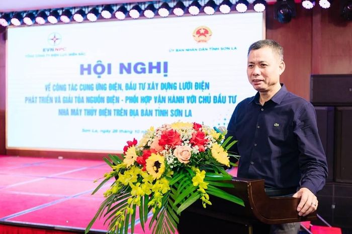 Ông Nguyễn Thành Công – Ủy viên Ban Chấp hành Đảng bộ tỉnh, Phó Chủ tịch UBND tỉnh Sơn La phát biểu tại Hội nghị, cho rằng việc giải quyết những điểm nghẽn về hạ tầng điện sẽ tạo điều kiện để khai thác tiềm năng năng lượng, thu hút đầu tư và đáp ứng nhu cầu phát triển sản xuất, kinh doanh. Ảnh: EVNNPC.
