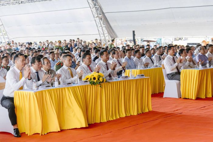  Đại biểu tham dự lễ khởi công. 