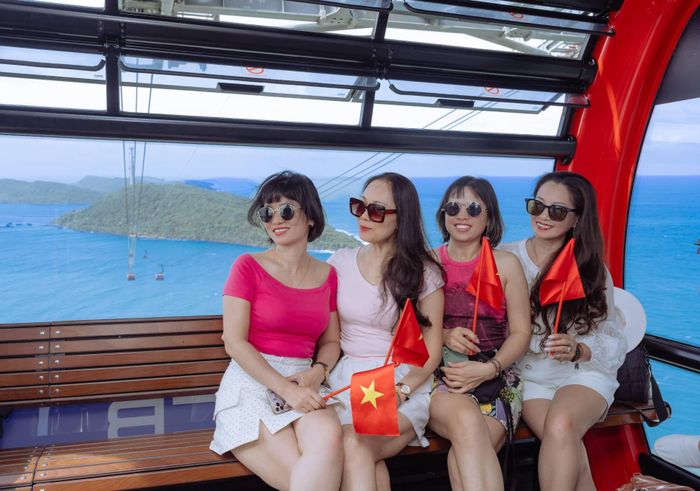 Tại Nam đảo Phú Quốc, chuỗi trải nghiệm do Sun Group đầu tư phát triển cho thấy cách kết nối dịch vụ từ ngày đến đêm. Ảnh: Cáp treo Hòn Thơm