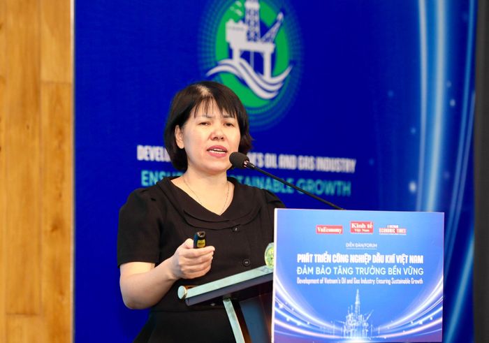 Tiến sĩ Đặng Thị Thu Hoài, Trưởng Phòng Kinh tế Ngành và Địa phương, Viện Nghiên cứu Chính sách và Chiến lược, Ban Chính sách, Chiến lược Trung ương phát biểu. Ảnh: BTC
