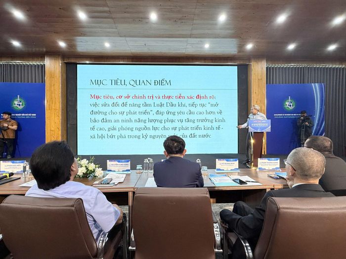 Toàn cảnh diễn đàn