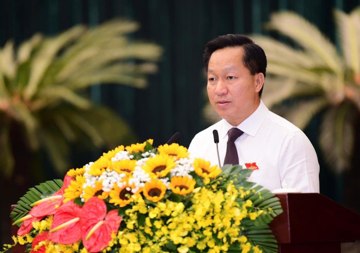 Trưởng ban Đô thị HĐND Thành phố Hoàng Tùng trình bày báo cáo tại Kỳ họp thứ sáu HĐND khóa XI