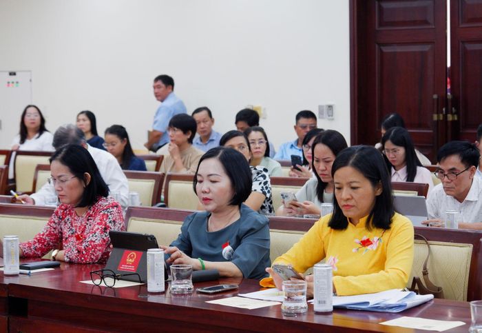 Các đại biểu tham dự thảo luận tổ. Ảnh: Hoa Lê