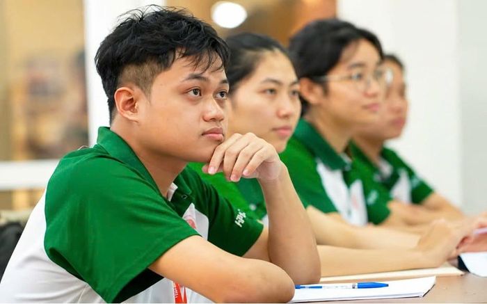 Bằng ý chí, nghị lực và khát vọng học tập, Cường đang kiên trì viết tiếp ước mơ về một ngày không xa được đứng trên bục giảng. Ảnh nhân vật cung cấp.